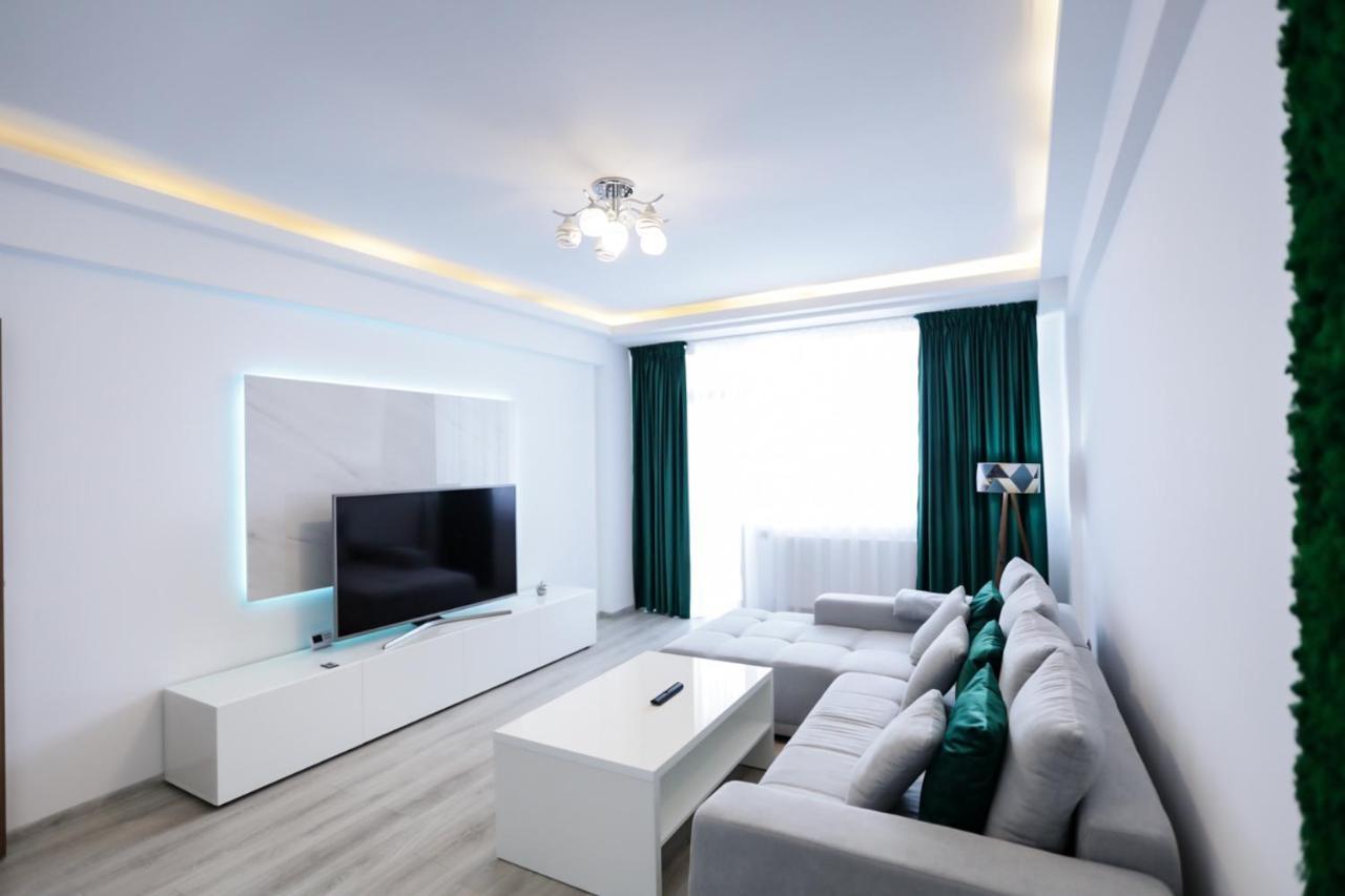Apartment Deluxe Near Coresi Mall With Panoramic View