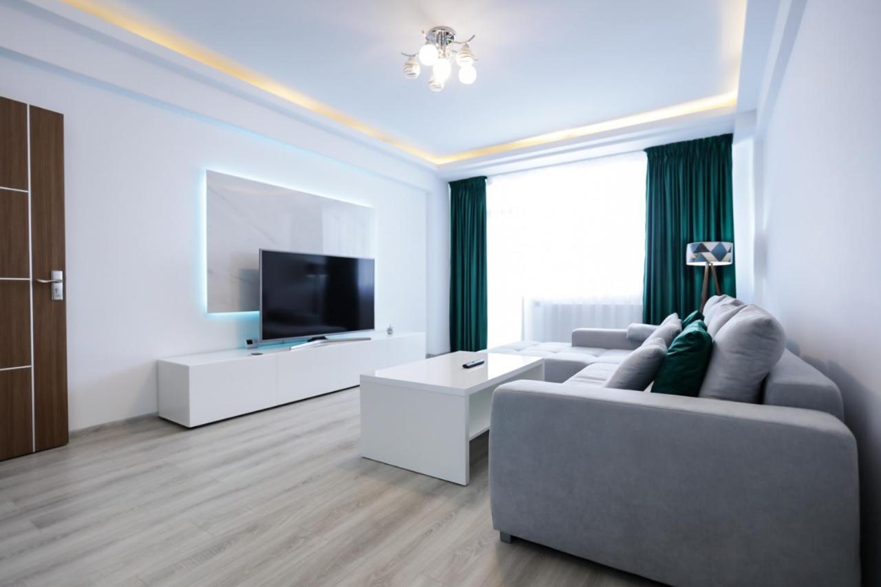 Deluxe Near Coresi Mall With Panoramic View
