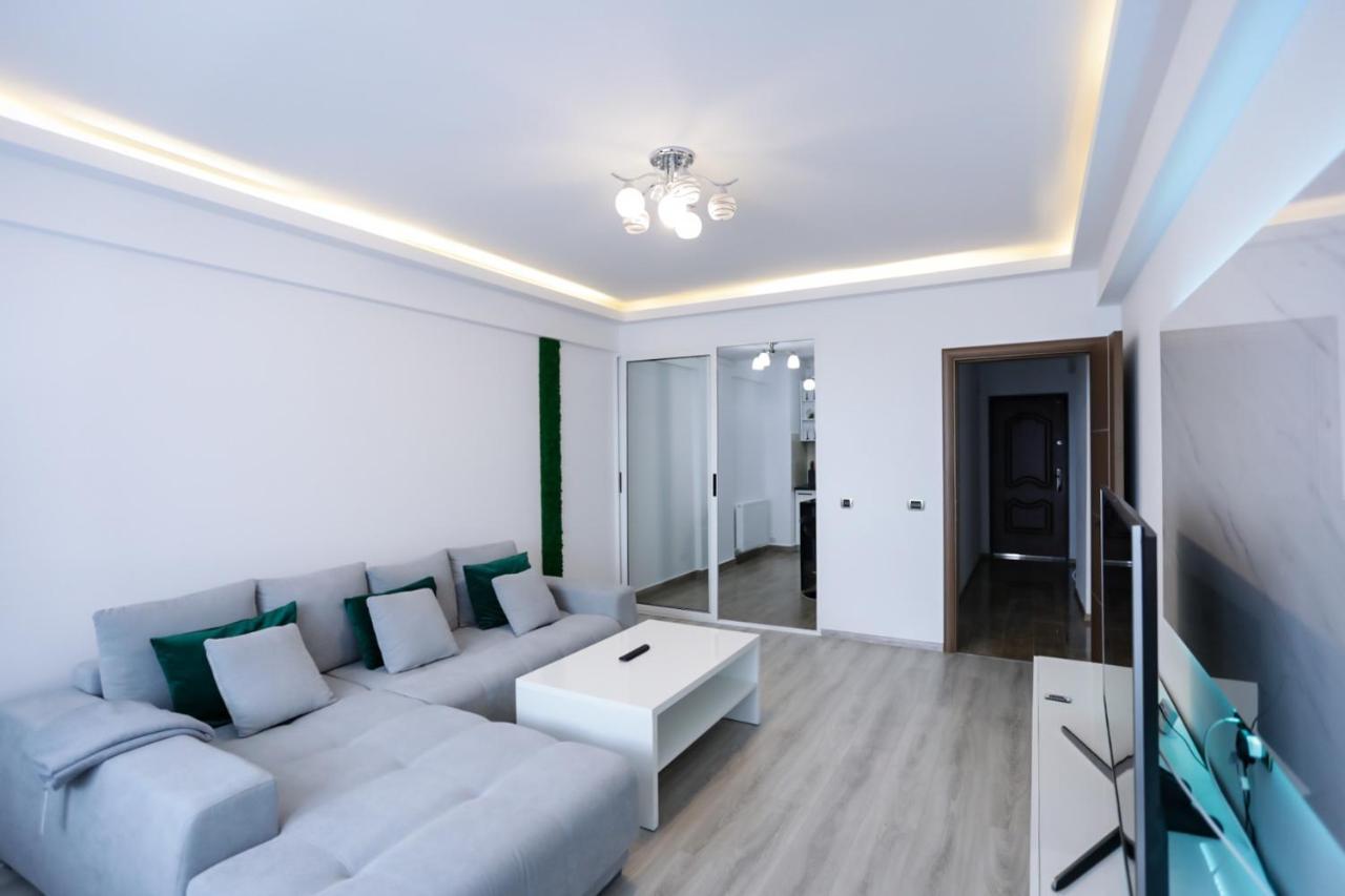 Deluxe Near Coresi Mall With Panoramic View Apartment